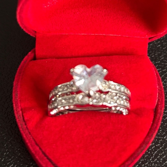 Gorgeous Ring Set with Cubic Zirconia & Heart Stainless Steel Size 9 - Picture 4 of 5